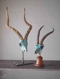 AS-674E_Turquoise Inlayed Antelope Horn Ridged on Metal Stand  