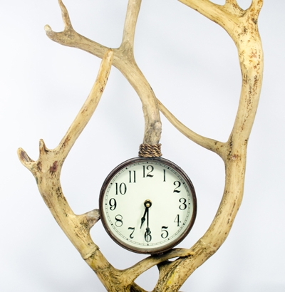 CL-073_antler Clock with Metal Base